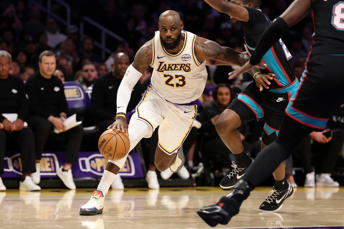 勒布朗·詹姆斯会接受 NBA 历史上最大幅度的降薪吗？|勒布朗-詹姆斯|洛杉矶湖人队|年薪|赛季|纪录_新浪体育_新浪新闻